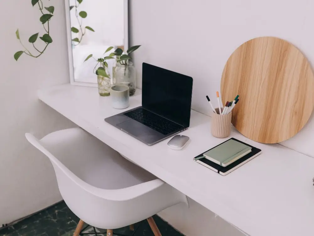 The Corner Desk Design